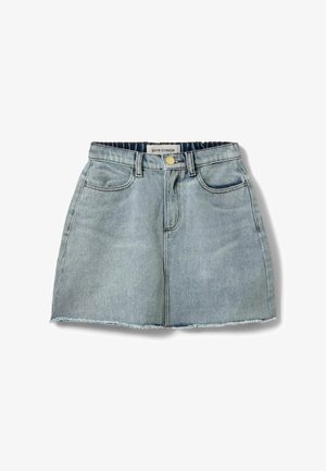 Fustă din denim albastru deschis cu talie înaltă, tiv franjurat și design cu cinci buzunare. Are închidere cu nasture auriu și cusături contrastante.