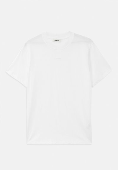 Hvit bomull t-skjorte med rund hals, korte ermer og en subtil logo trykket på forsiden. Glatt tekstur og enkelt design.