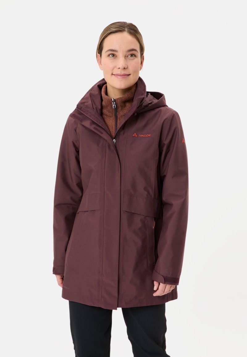 Bordeaux waterdichte jas met capuchon, twee voorkhockets en een ritssluiting. Voorzien van een zachte binnenvoering en contrasterende logo-accenten.
