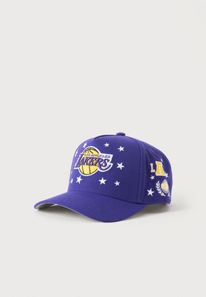 Paarse honkbalpet met Los Angeles Lakers-logo, basketbalafbeelding, witte sterren en gele "LA"-letters aan de zijkant.