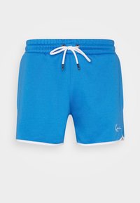 Blå idrettsshorts med snøring i midjen, hvite detaljer og en liten logo nederst foran. Glatt tekstur, uformell design.