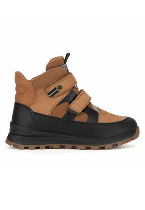 Brauner und schwarzer Wanderstiefel mit zwei Klettverschlüssen, profilierter Sohle, gepolstertem Knöchelkragen und Zuglasche vor weißem Hintergrund.