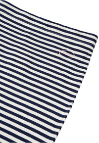 Tamnoplava i bijela prugasta rebrasta tkanina s mekanom teksturom. Ima mali ružičasti logotip s jedne strane. Dizajn koji se rasteže.