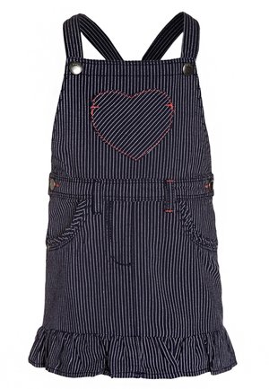 Vestido de tirantes en denim a rayas azul marino, con bolsillos frontales y un detalle bordado en forma de corazón en rojo. Con volante en el dobladillo.