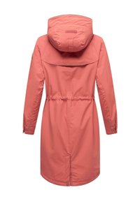Imperméable long corail rose avec capuche, taille ajustable, manches longues et fente arrière, présenté de dos sur fond blanc.
