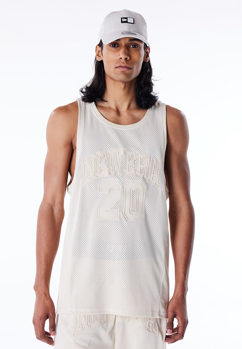 Beige mesh singlet med "NEW ERA" og "20" preget i større tekst. Kombinert med en lysegrå caps med en sort og hvit logo.