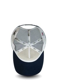 Marineblaue Snapback-Cap mit einem weißen Mesh-Innenfutter und runder Krone. Verfügt über einen flachen Schirm und eine verstellbare Kunststoffschnalle.