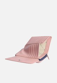 Rosa Lederbörse mit strukturierter Oberfläche, mehreren Kartenfächern, einem Reißverschlussfach und einem gemusterten Innenfutter.