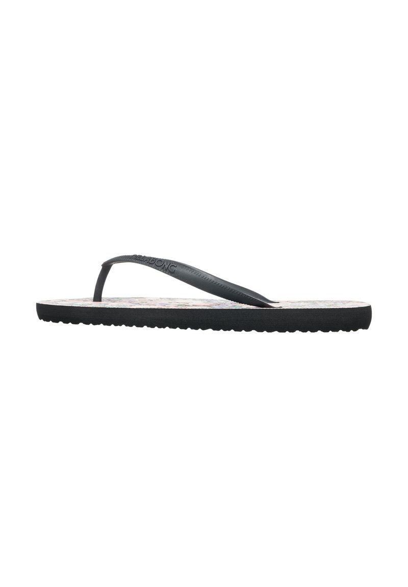 Tong en plastique noir avec une semelle en caoutchouc texturée, dotée d'une sangle fine et d'un semelle intérieure à motifs. Design simple avec une surface plate.