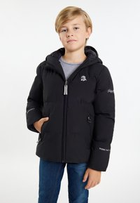 Svart pufferjacka med huva, dragkedja fram, sidofickor och broderad detalj på ärmarna. Slät, isolerad material.