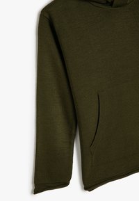 Oliwkowy hoodie wykonany z teksturowanej dzianiny, z przednią kieszenią, długimi rękawami i podszywaną kapturem.
