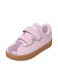Roze nubuk tenisice sa dva Velcro remena, ukrašene sjajnim vrhom, gumiranim potplatom i tri bijele pruge sa strane.
