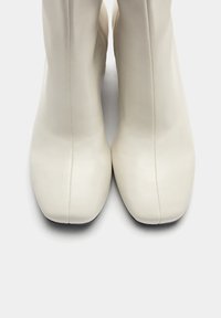 derbies pull and bear