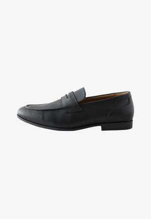 Mocassin penny pour homme en cuir noir texturé avec petit talon et bout arrondi, profil latéral sur fond blanc.