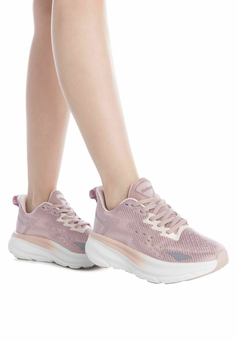 Baskets en maille roses avec une tige texturée, semelles blanches rembourrées et lacets coordonnés. Présente un logo de marque proéminent sur la languette.
