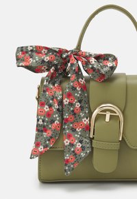 Pieces PCABEERA CROSS BODY - Käsilaukku - green olive