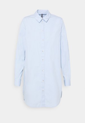 Hellblaues, langärmliges Hemdkleid mit Knöpfen, spitzem Kragen und seitlichen Schlitzen vor weißem Hintergrund.