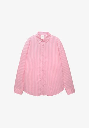 Cămașă roz deschis, cu guler ascuțit, cu dungi verticale albe, mâneci lungi cu manșete răsucite, dintr-un material neted.