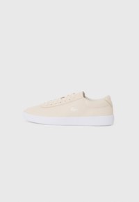 Beige lerretsneakers med hvit gummisåle, rund tå og ton-i-ton snøring. Har en subtil preget logo på siden.