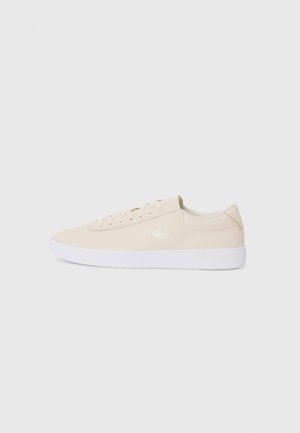 Beige vászon sneaker fehér gumitalppal, kerek orral és azonos színű fűzővel. Finoman dombornyomott logóval rendelkezik az oldalán.