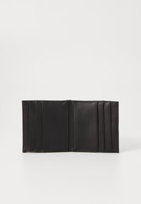 Portafoglio in pelle nera con sei slot per carte, texture liscia, bordi cuciti con cura e design aperto per un facile accesso.