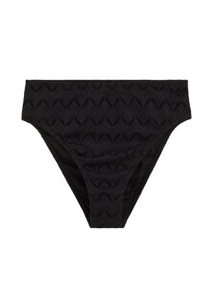 Juodos spalvos bikini apačia su raukšlėtu zigzago nėrinių raštu ir aukštai iškirptomis kojų angomis, demonstravimas ant balto fono.