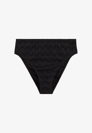 Čierne bikinové nohavičky s oblými cik-cakovými čipkovými vzormi a vysokými výstrihmi na nohách, zobrazené na bielom pozadí.