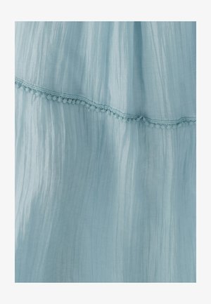 Hellblaues Kleid aus gerafftem Stoff, mit dekorativem Spitzenbesatz am Saum. Die Textur ist weich und luftig.