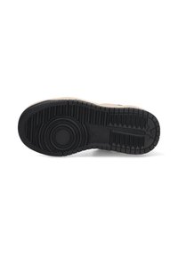 Suela de zapato de goma negra con un patrón texturizado, que presenta surcos circulares y lineales para tracción y soporte.