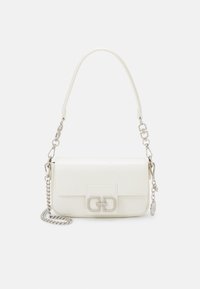 Weiße Kunstleder-Crossbody-Tasche mit strukturiertem Design, Kettenriemen und einem mit Kristallen besetzten Logo auf der Vorderklappe.