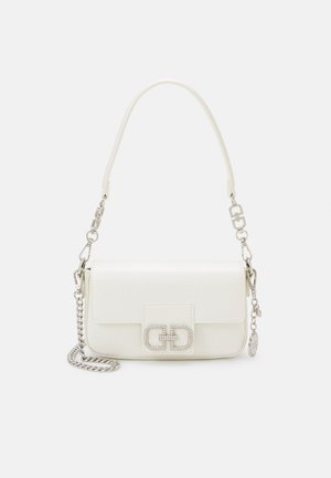 Sac à bandoulière en simili cuir blanc avec une forme structurée, une chaînette et un logo orné de cristaux sur le rabat avant.
