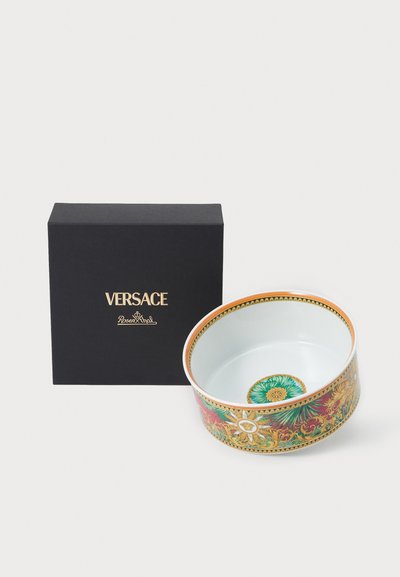 Ukrasna zdjela Versace s višebojnim ukrasnim uzorkom, zlatnim detaljima, sjajnim završetkom i bijelim unutrašnjim dijelom. Dolazi uz crnu kutiju.