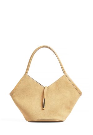 Lichtbruine suède handtas met een enkele handgreep en een dunne verticale riem met een goudkleurige metalen accent aan de voorkant.
