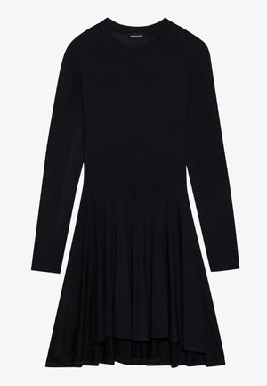 Vestido preto de mangas longas em um tecido suave, apresentando um corpete justo e uma saia plissada que flui até uma bainha assimétrica.