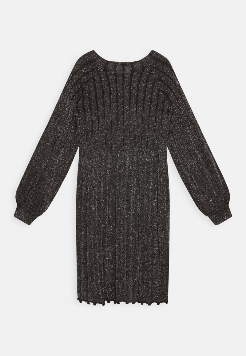 Robe noire en maille à manches longues avec texture côtelée, encolure ronde, manches bouffantes et un subtil éclat sur l'ensemble du tissu.