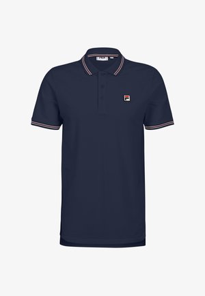 Dunkelblaues Poloshirt mit einer Zwei-Knopf-Leiste, kontrastierendem Kragen mit roten und weißen Streifen und einem kleinen gestickten Logo auf der Brust.