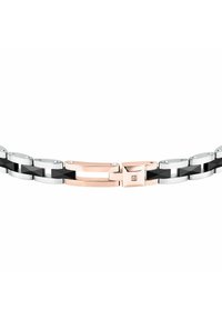 Bracciale in metallo argentato e nero con maglie angolari, caratterizzato da dettagli in oro rosa e una chiusura quadrata con una piccola pietra incastonata.