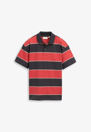 Polo met korte mouwen met brede horizontale rode en zwarte strepen en een zwarte kraag met twee knopen.