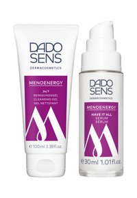 DADO SENS MENOEnergy Reinigungsgel (100 ml) in einer weißen Tube und Serum (30 ml) in einer transparenten Flasche, beide mit lila Akzenten und Logos.