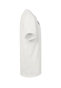 Hvid bomulds t-shirt med korte ærmer, rund halsudskæring og et sidebillede, der viser en lige skæring og minimalistisk design.