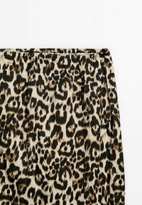 Jupe à imprimé léopard avec une taille élastique froncée dans des tons beige, marron et noir sur un fond blanc.
