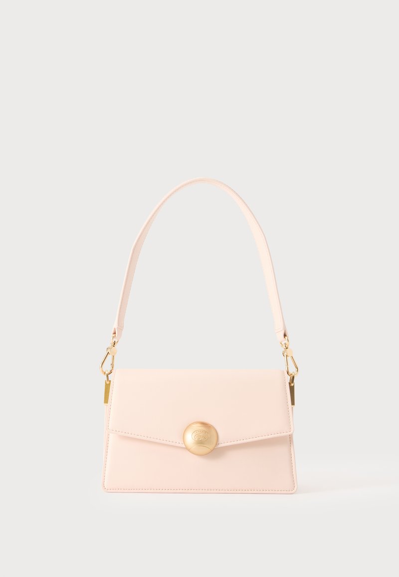 Sac à main rectangulaire rose clair avec un rabat et un fermoir rond en or, équipé d'une bandoulière assortie et de ferrures dorées.