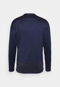 Felpa sportiva a maniche lunghe di colore blu navy con pannelli neri sulle spalle e nella parte bassa della schiena, mostrata da dietro su uno sfondo bianco.