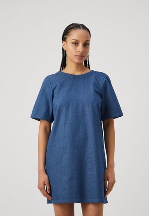 Jeansklänning i mörkblått, med korta ärmar, rund halsringning, en avslappnad passform och en slät textur med subtila sömnadsdetaljer.
