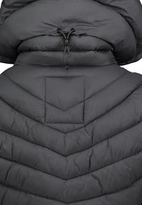 Graue Steppjacke von hinten mit Chevron-Steppung, einem strukturierten Ripstop-Gewebe und einem verstellbaren Kordelzug an der Kapuze.