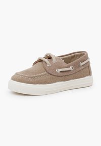 Beige Segelschuh aus Canvas mit strukturiertem Äußeren, weißer Gummisohle und kontrastierenden Schnürakzenten. Verfügt über Ösen für die Schnürsenkel an den Seiten.