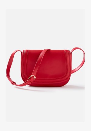 Rode leren crossbodytas met een gebogen klep en verstelbare band met een gouden gesp, getoond tegen een witte achtergrond.