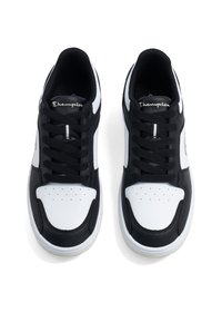 Schwarze und weiße Sneaker mit einem glatten Obermaterial aus Leder, perforiertem Zehenbereich, schwarzen Schnürsenkeln und einem kleinen Logo auf der Zunge. Abgerundetes Zehendesign.