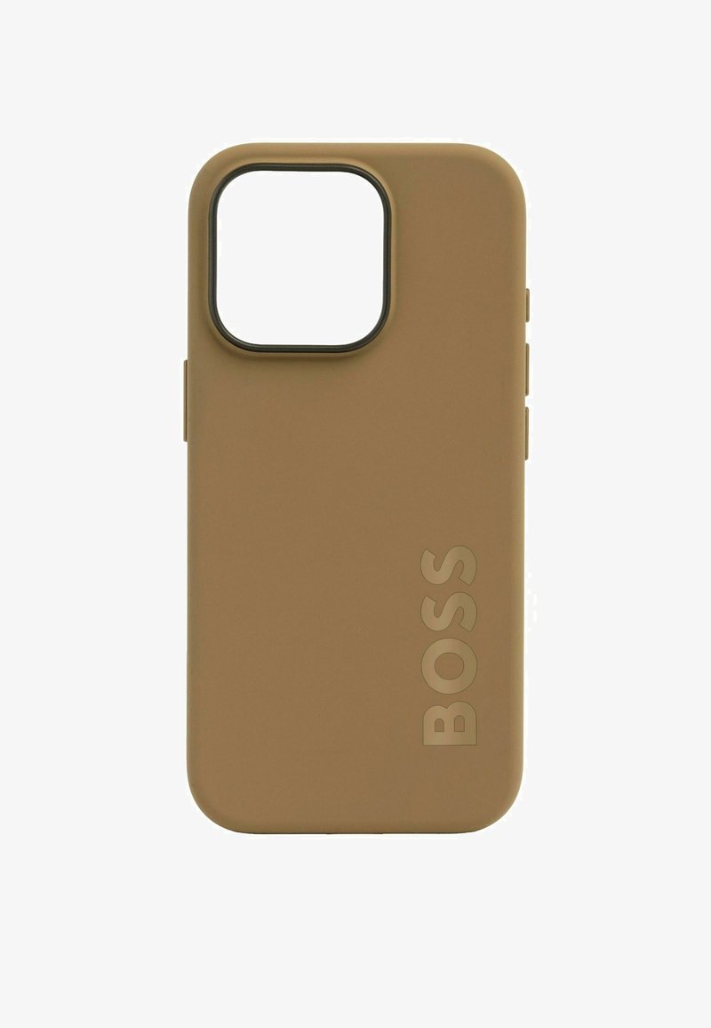 Krémovo sfarbený silikónový kryt na smartphone s matným povrchom, ktorý má výrezy pre kameru a tlačidlá, a s embosovaným nápisom "BOSS" na boku.