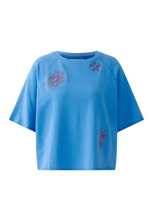 Blauw kort mouwen overhemd met rode geborduurde zee-motieven: kreeft, zeester en palmboom met tekst.